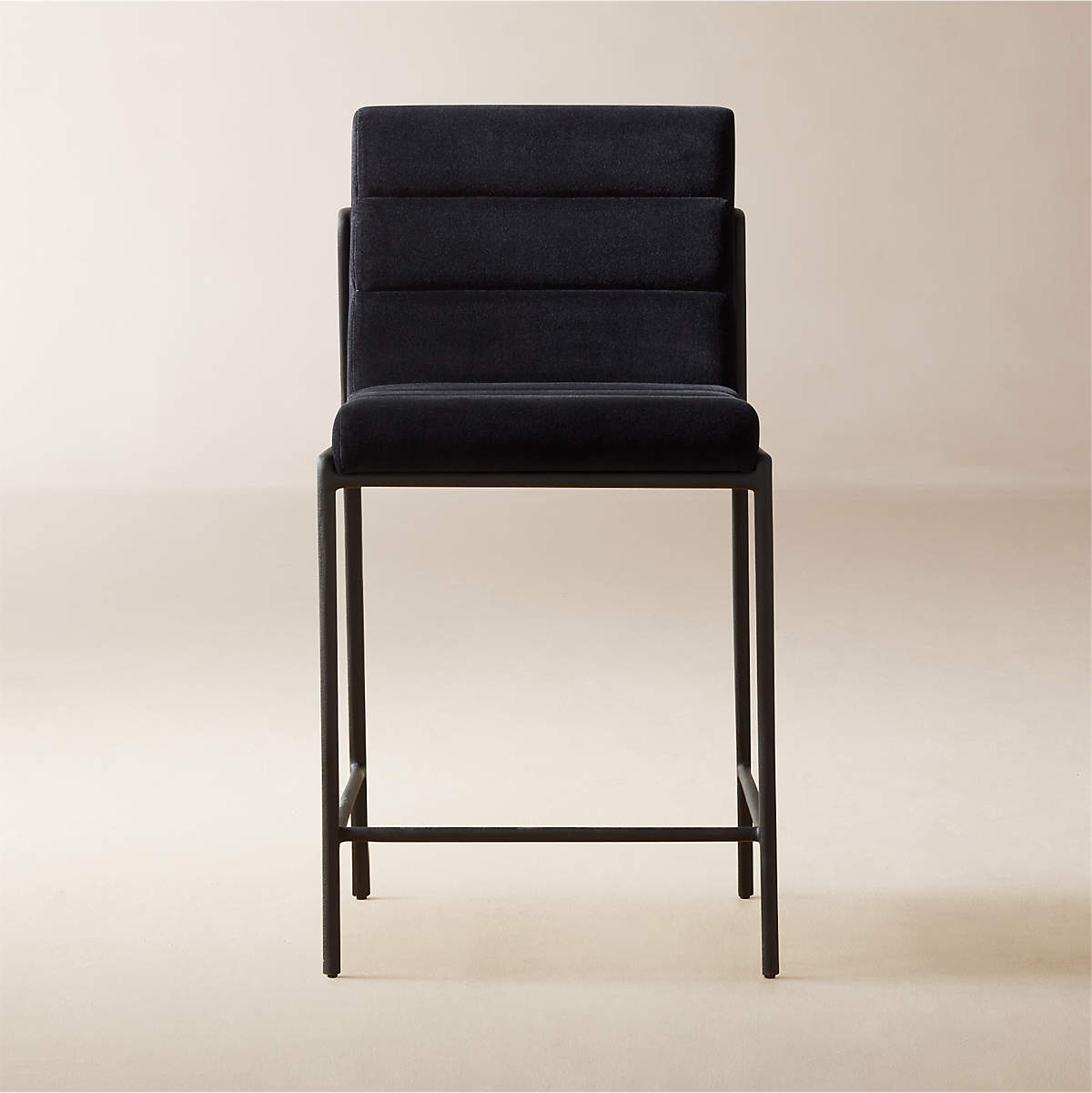 Nephi siyah kadife kumaşlı dilim dikiş detaylı siyah metal ayaklı bar sandalyesi