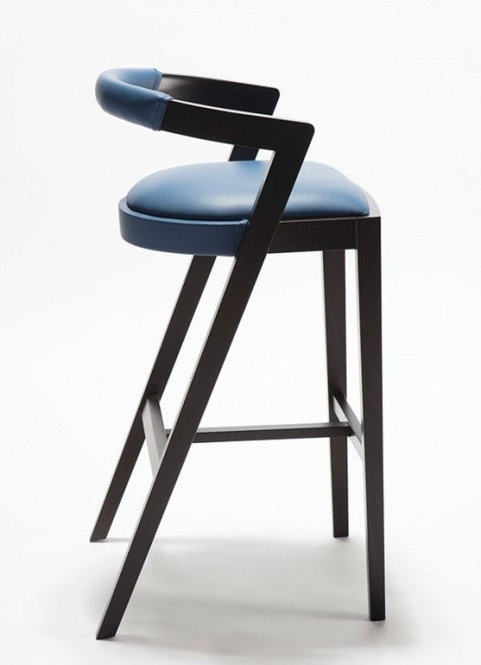 String mavi suni deri kollu siyah ahşap ayaklı bar sandalyesi