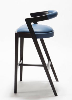 String mavi suni deri kollu siyah ahşap ayaklı bar sandalyesi