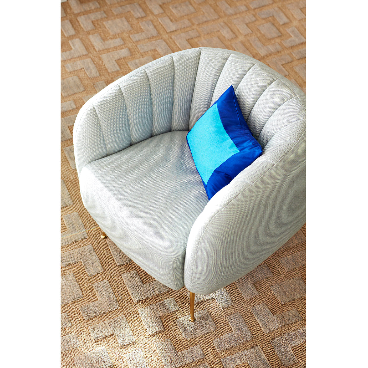 Captain Açık Gri Keten Kumaşlı Yuvarlak Formlu Dilimli Pirinç Rengi Metal Ayaklı Berjer